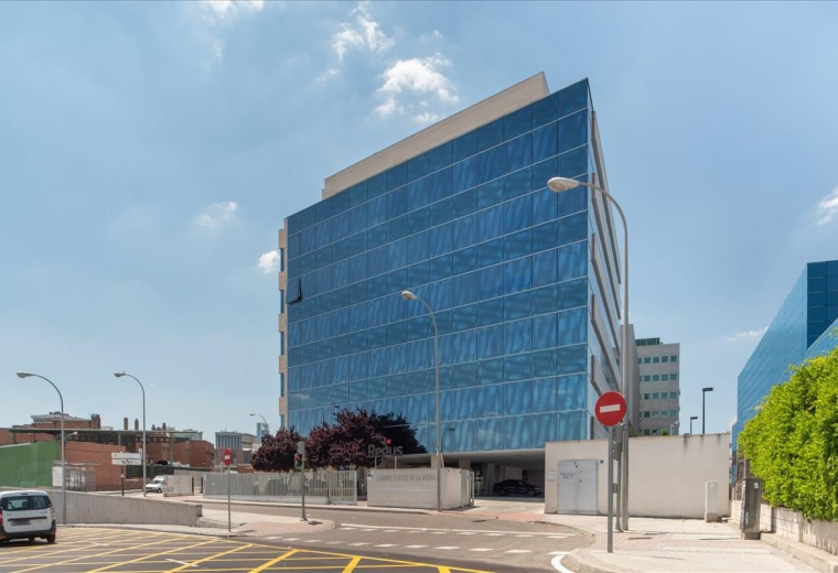 Exterior view of the glass-facade Camino Fuente de la Mora, 9 office building.