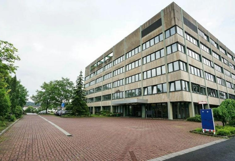 Exterior view of the multi-story office building at Carl-Legien-Straße 15.