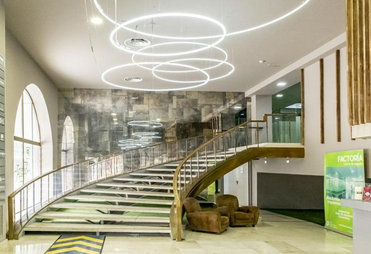 Grand lobby at Estación de Chamartín, Estación de Chamartin s/nº - Ático with a curved staircase and ring lights.