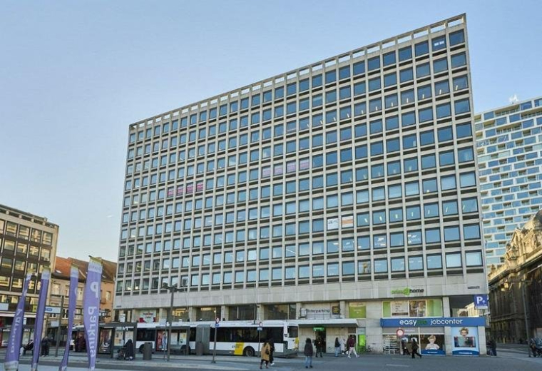Exterior view of the large grid-facade office building at Franklin Rooseveltplaats.