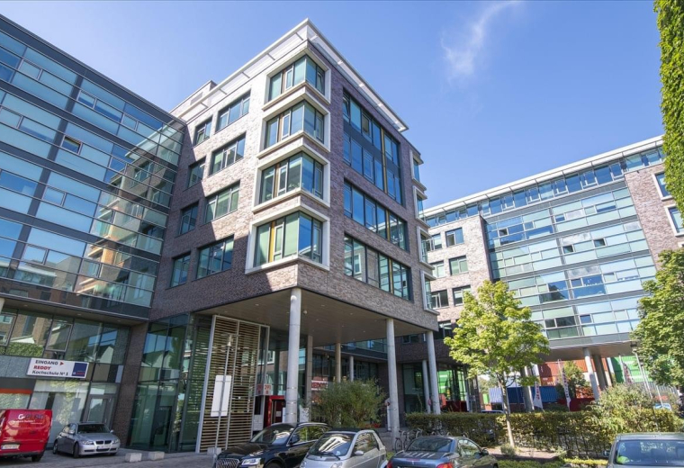 Modern exterior view of the glass-facade building at Hanauer Landstrasse 291 B.
