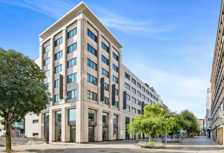 Modern exterior view of the stone and glass building at Königstraße 27, Stuttgart.