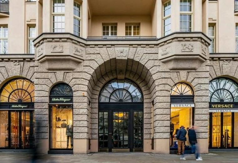 Grand stone facade and arched entrance of Kurfürstendamm 194 building.