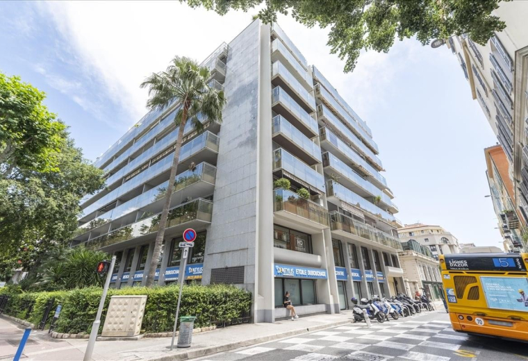 Exterior view of the multi-story Le Consul building at 37-41 Boulevard Dubouchage.