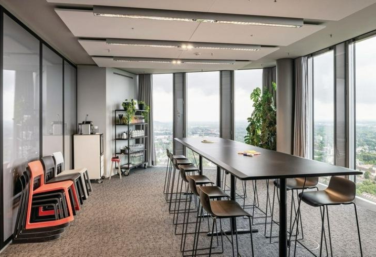 Mies-van-der-Rohe-Straße 6