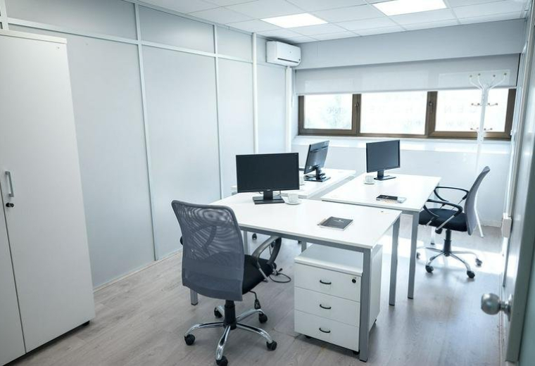 Private white office suite at Poligono Industrial Las Mercedes,3, Calle de Campezo.