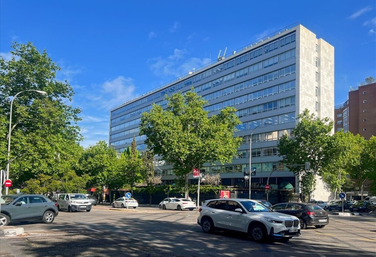 Exterior view of the contemporary white glass-facade building at Regus Maria de Molina.