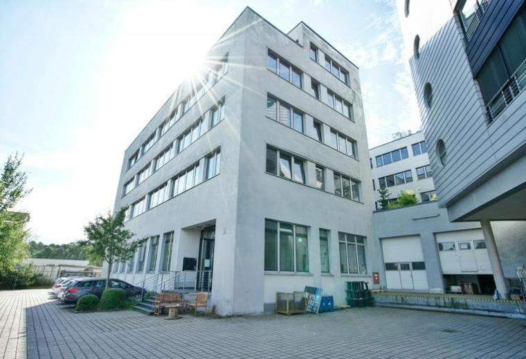 Exterior view of the modern five-story building at Werner-Heisenberg-Straße 2.
