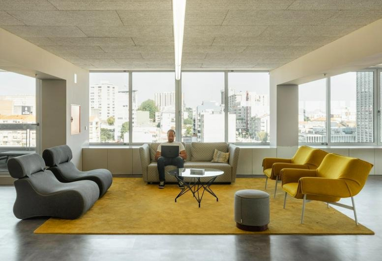 R. de Azevedo Coutinho 39, Porto