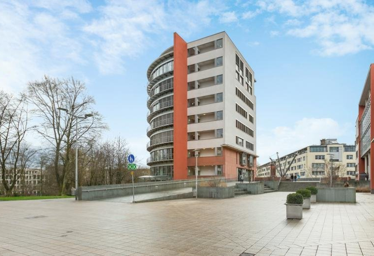 Exterior view of the multi-story commercial building at Rathausplatz 12, Bad Homburg vor der Höhe.