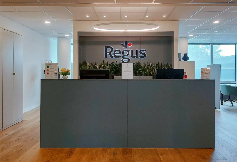 Sleek reception desk in the lobby of Via Sebastiano Caboto, 7/A.