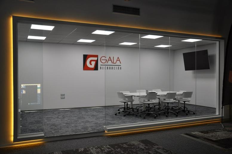 Modern meeting room with conference table and chairs at 1, Calle Antonio Alcaide Sánchez.