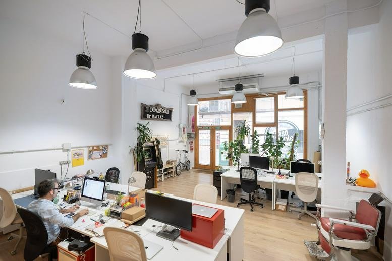 Spacious open-plan workspace at 1, Calle del Cubo, Bajo dcha with bright lighting and modern workstations.
