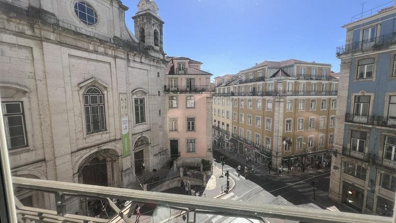 Exterior view from the balcony of 1, Travessa das Pedras Negras, Andar 2, overlooking historic architecture.