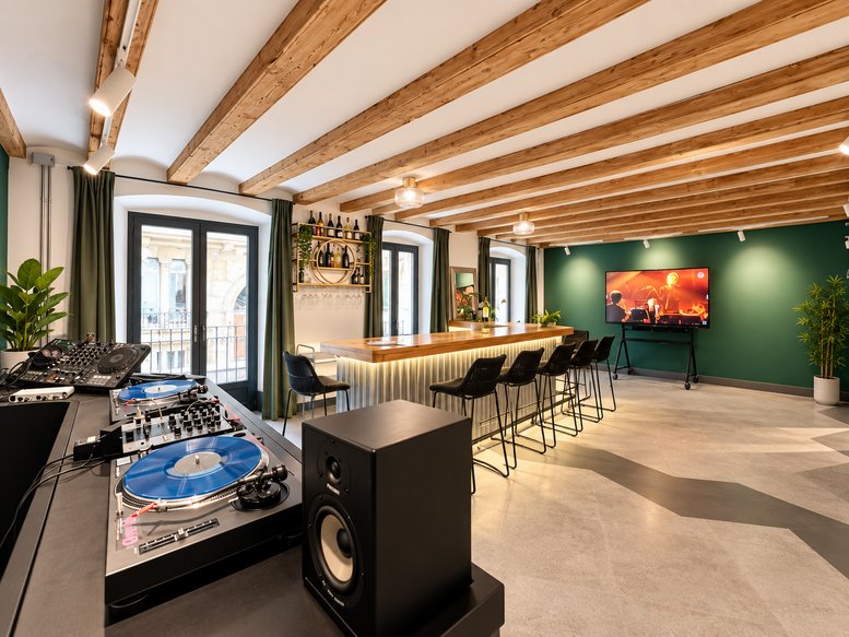 Spacious social area at 10, Carrer de la Reina Cristina, Entresuelo 1 featuring a DJ booth and bar.