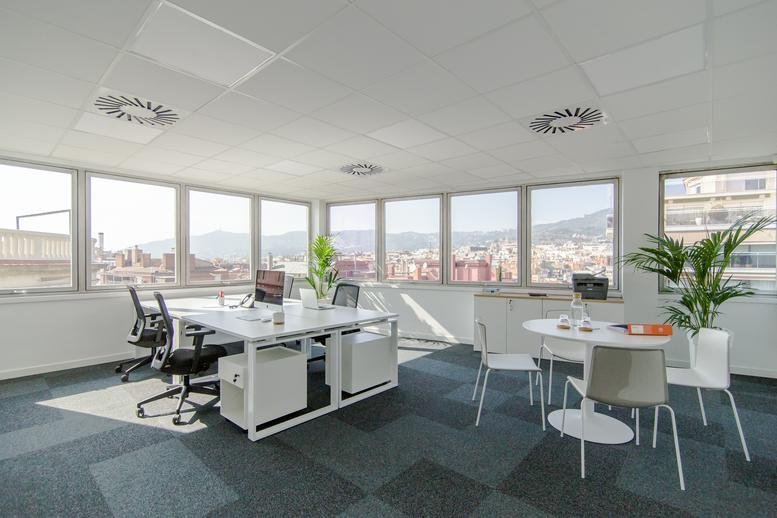 Spacious corner office at 126, Ronda del General Mitre, with large windows and city views.
