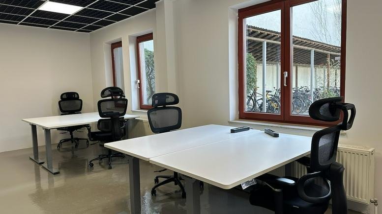 Spacious professional workspace with white desks and ergonomic chairs at 139, Pistoriusstraße.