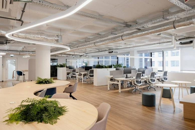 Spacious open-plan workspace at 146, Avenida 5 de Outubro, 4 andar with curved desks and plants.