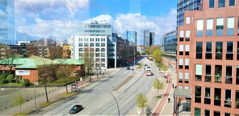 Exterior view of the modern brick and glass building at 18, Ludwig-Erhard-Straße.