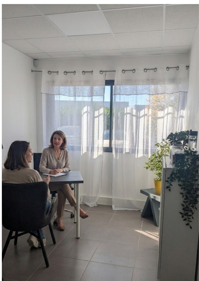 A professional consultation in a sunlit office at 190, Rue Topaze, Le MAGNOLIA.