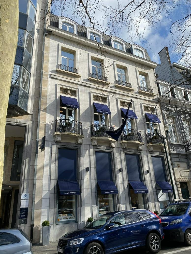 Exterior view of the classic stone facade building at 200, Avenue Louise.