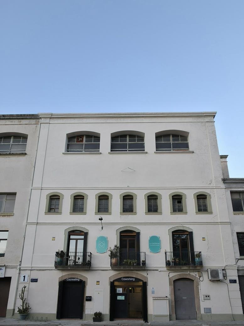 Exterior view of the white facade at 3, Carrer dels Paperers,Poligon Industrial LA GELIDENSE.