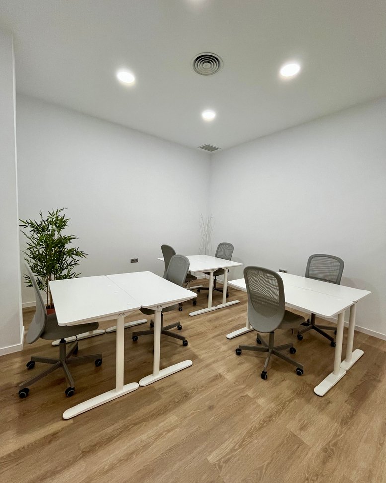 Well-lit interior workspace at 31, Avenida de Andalucía featuring white height-adjustable desks.