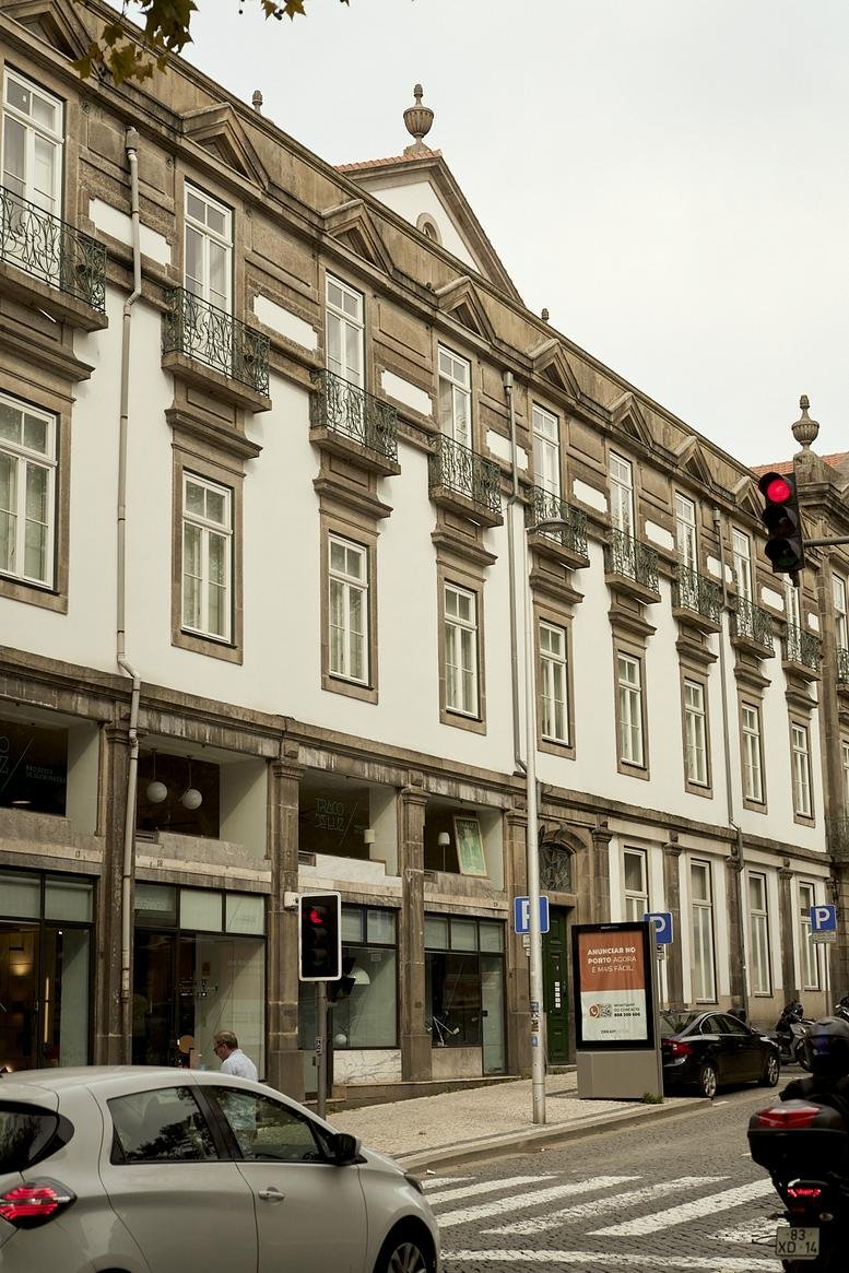 Exterior view of the historic stone facade at 31, Rua da Trindade.