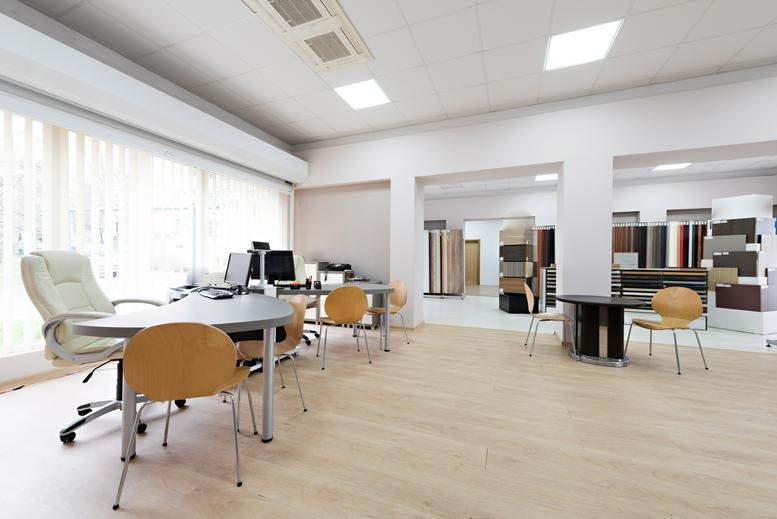 Spacious office suite at 35 Avenue de l’Opéra featuring light wood floors and several workstation clusters.