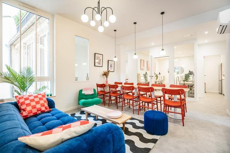 Interior view of the colorful communal lounge at 35, Rue de Talleyrand, 1er étage.