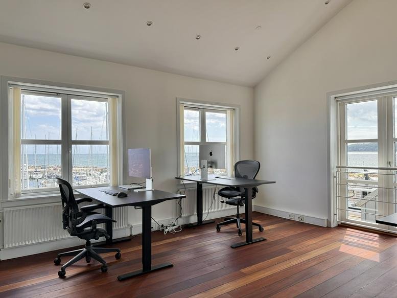 Bright workspace at 36, Marselisborg Havnevej with two desks and views of the harbor.