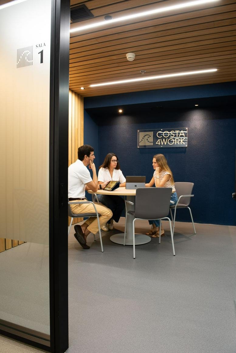 Interior view of Costa 4Work with modern decor and meeting space.