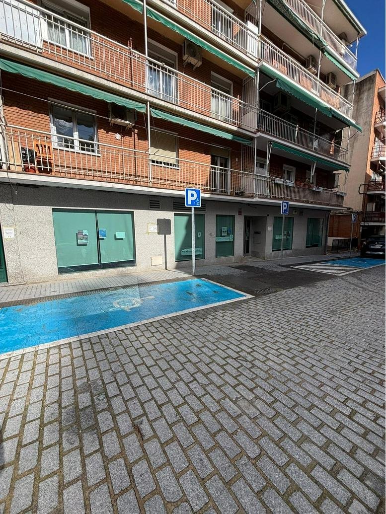Exterior view of the brick building at 4, Calle de Monseñor Oscar Romero with street-level access.