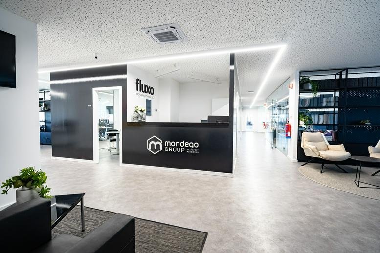 Reception area for 79, Rua Padre Estevão Cabral,6º piso with a black front desk and integrated lighting.