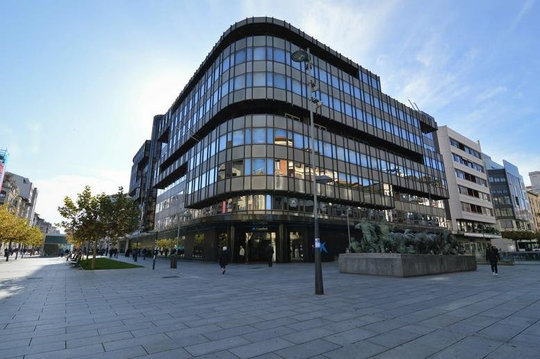 Modern exterior view of the glass and metal office building at 8, Avenida Carlos III, 8A planta 6.