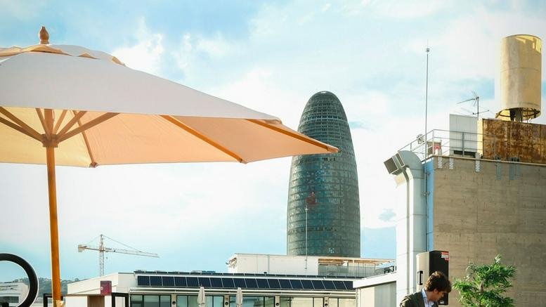 Rooftop terrace at 89, Carrer de Sancho de Ávila with a sun umbrella and views of the Torre Glòries.