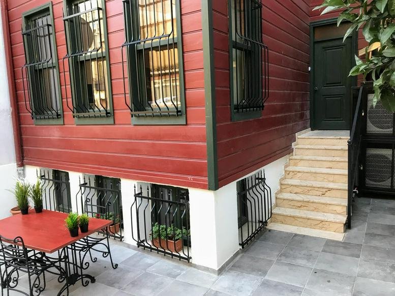 Exterior view of the red wooden building at 9, Selamet Sokak, Muratreis Mah. Selamet Sok. No: 9.