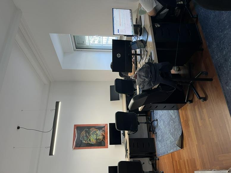 Open-plan office space at Avenida António Augusto de Aguiar,27 r/c with wooden floors and multiple workstations.