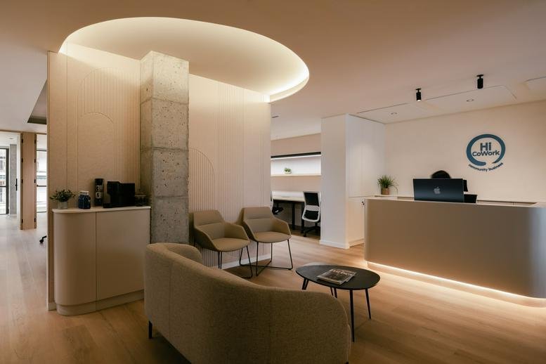 Spacious reception area at Avenida Maisonnave, 19, 3ª Planta with a sleek curved desk and seating.