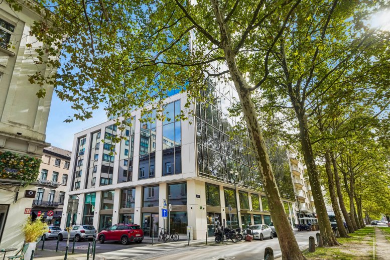 Exterior view of the modern glass-facade building at Avenue Louise - Louizalaan 104.