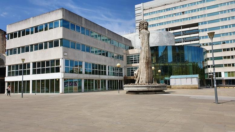 Exterior view of the office building at Calle de Arcadio María Larraona, 1 planta 2ª, with a modern sculpture.