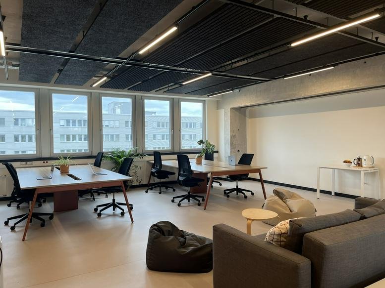 Spacious open-plan workspace at 132, Storkower Straße, Bezirk Pankow, Berlin with large windows and lounge seating.