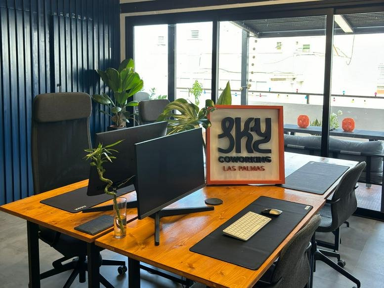 Workspace at 5, Calle José Franchy Roca, 6th floor, office 9, Las Palmas de Gran Canaria with bright wooden desks.