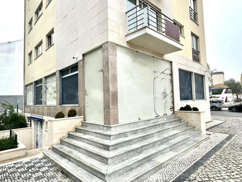 Exterior view of the modern building facade at Avenida De Dom José Alves Correia da Silva 2, Fração A.