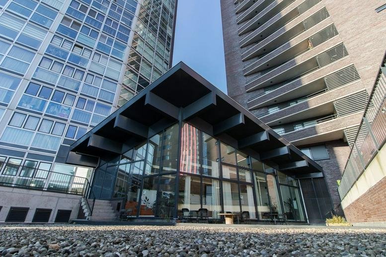 Exterior entrance view of the modern glass and brick building at Bierstraat 123C.