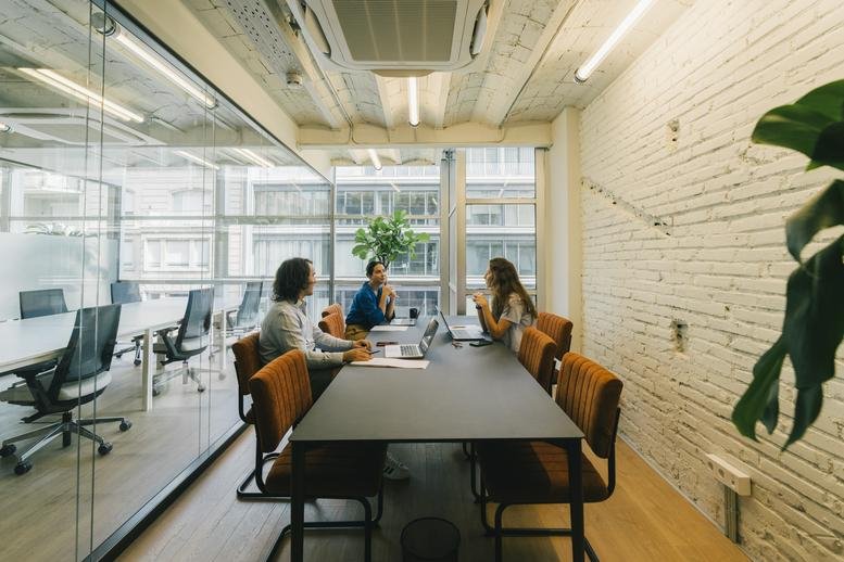 Meeting room at Carrer de Tuset, 3, Tuset-Diagonal, Barcelona with a long table and industrial ceiling.