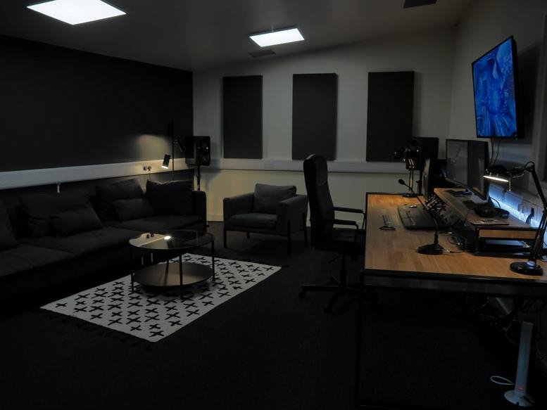 Spacious studio lounge at Castle House, Angel Street, Sheffield.