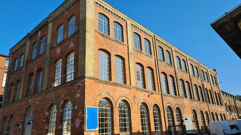 Exterior view of the historic red brick building facade at Eiswerderstraße 16, Loft 127.