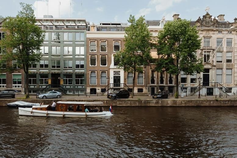 Exterior view of the historic canal-side building at Herengracht 471, Amsterdam.