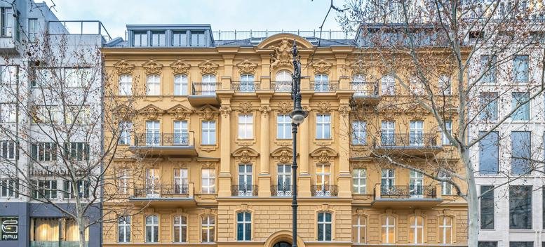 Exterior view of the ornate golden facade of KUD15 Gloria Berlin, Kurfürstendamm 15.